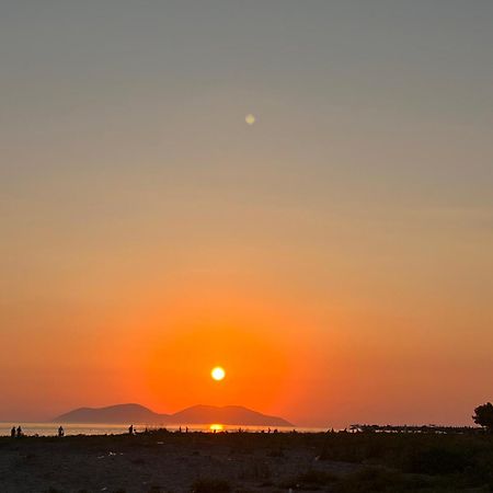 Soleil Apartment With Sunbed & Umbrella Vlorë Екстериор снимка