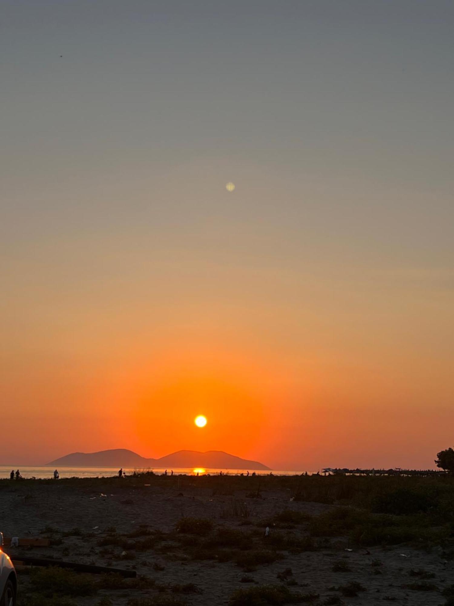 Soleil Apartment With Sunbed & Umbrella Vlorë Екстериор снимка