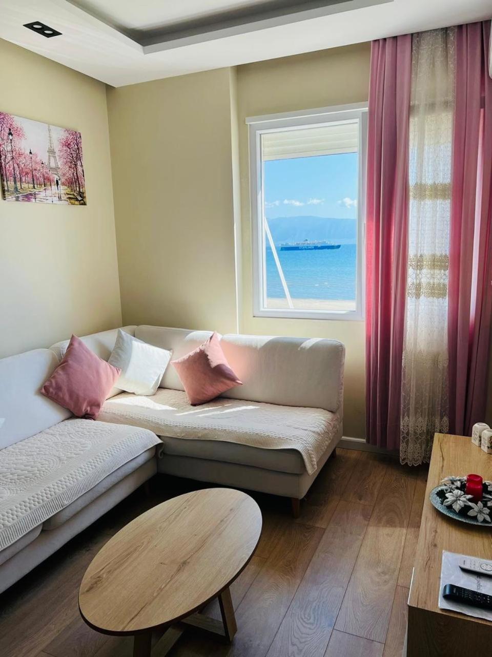 Soleil Apartment With Sunbed & Umbrella Vlorë Екстериор снимка